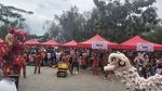 Barongsai Bikin Meriah Suasana Akhir Pekan di Kiara Artha Park