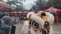 Atraksi barongsai tampil dekat dengan penonton.