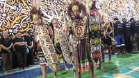 Sejumlah warga adat mengiringi pemakaman jenazah salah satu petinggi dari lembaga adat Dayak Kenyah.
