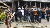 Upacara Adat Tekalang dilakukan dengan cara membawa peti jenazah bersama keluarga dengan menggunakan bambu yang diangkat sejumlah warga menuju ke tempat pemakaman.