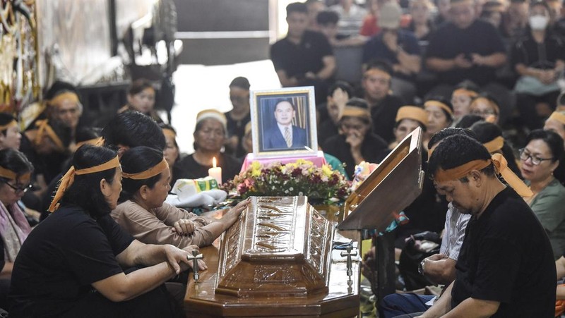 Sejumlah warga membawa peti jenazah salah satu petinggi lembaga Adat Dayak Kenyah saat melaksanakan upacara adat kematian Tekalang di Desa Budaya Pampang, Samarinda, Kalimantan Timur, Senin (15/12/2025). Upacara Adat Tekalang dilakukan dengan cara membawa peti jenazah bersama keluarga dengan menggunakan bambu yang diangkat sejumlah warga menuju ke tempat pemakaman yang melambangkan gotong royong, persatuan serta penghormatan. ANTARA FOTO/M Risyal Hidayat/tom.