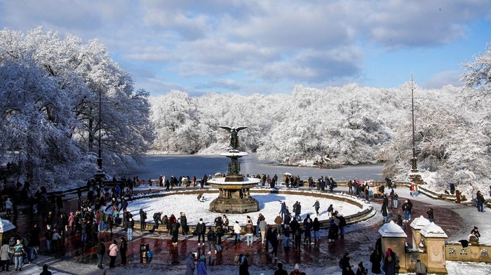 People walk around Central Park after a snowfall in New York City, U.S., December 14, 2025.  REUTERS/Eduardo Munoz