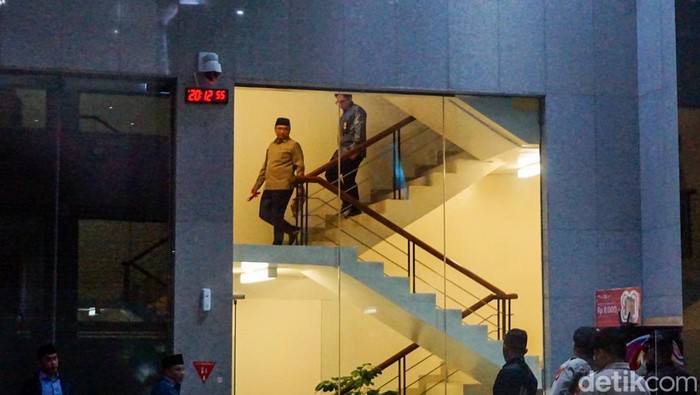 Mantan Menteri Agama Yaqut Cholil Qoumas menjalani pemeriksaan oleh Komisi Pemberantasan Korupsi (KPK) selama sekitar delapan jam di Gedung Merah Putih KPK, Jakarta Selatan, Selasa (16/12/2025). Pemeriksaan ini terkait penyelidikan kasus dugaan korupsi kuota haji 2023–2024, yang masih bergulir dan terus dikembangkan oleh penyidik.