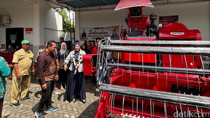Wabup Sidoarjo Serahkan Alsintan Mesin Kombi ke Kelompok Tani
