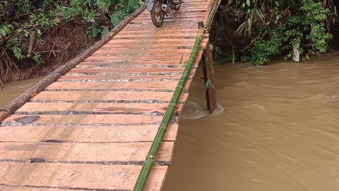 Jembatan di Pandeglang Ambruk Belum Diperbaiki, Warga Bikin Jembatan Sementara