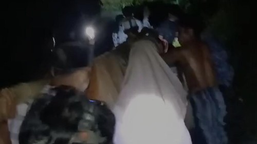 Warga Dusun Gerintuk, Desa Batu Jangkih, Kecamatan Praya Barat Daya, Lombok Tengah, gotong jenazah 1,5 km akibat jalan rusak. (Tangkapan layar video)
