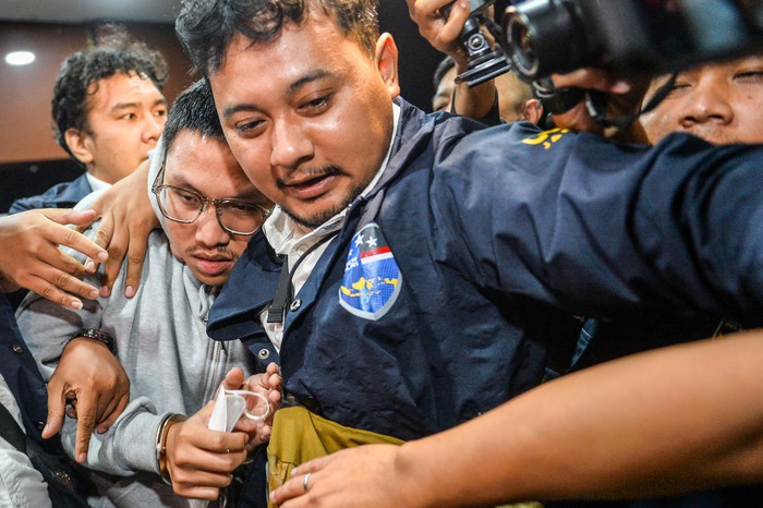 Penampakan Resbob Diborgol Saat Dibawa ke Polda Jabar