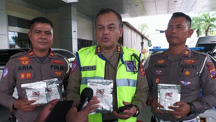 Bantuan Kemanusiaan Korlantas Tiba di Sumbar: 9 Mobil Patroli-Sembako Diserahkan