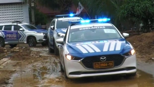 9 mobil patroli Korlantas bawa ribuan paket sembako tiba di Sumbar (dok.Korlantas Polri)