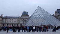Pintu masuk Museum Louvre tampak tertutup bagi pengunjung di Paris, Prancis, menyusul mogok kerja karyawan museum. REUTERS/Benoit Tessier