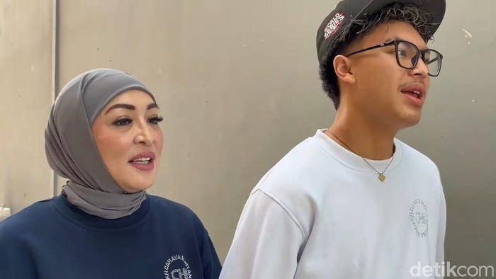 Kedekatan Angelina Sondakh dan Keanu Massaid: Makan Bareng dan Saling Menguatkan