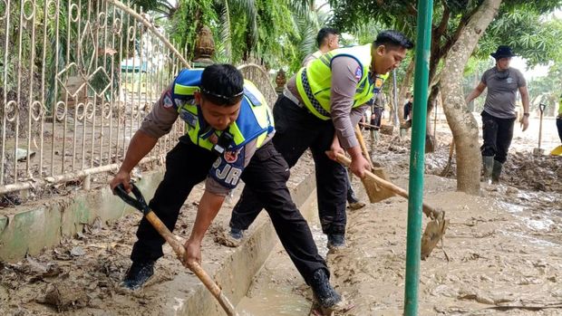Anggota Korlantas Polri bersihkan masjid terdampak bencana di Aceh Tamiang (dok.Korlantas Polri)