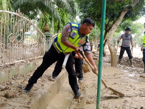 Anggota Korlantas Polri bersihkan masjid terdampak bencana di Aceh Tamiang (dok.Korlantas Polri)