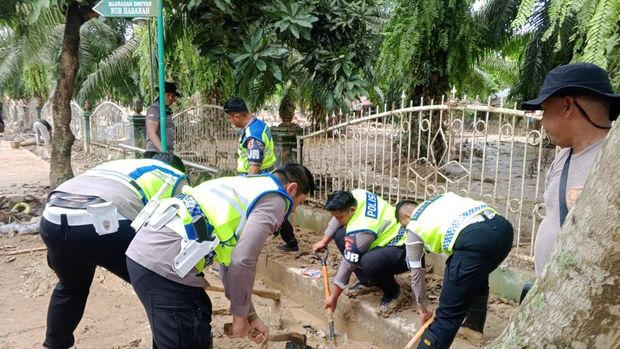 Anggota Korlantas Polri bersihkan masjid terdampak bencana di Aceh Tamiang (dok.Korlantas Polri) Anggota Korlantas Polri bersihkan masjid terdampak bencana di Aceh Tamiang (dok.Korlantas Polri)