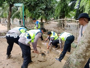 Personel Korlantas Singkirkan Lumpur di Masjid Aceh Tamiang, Kompak Bantu Masyarakat