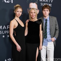 Momen Langka! Gwyneth Paltrow Tampil Bersama Apple & Moses di Karpet Merah