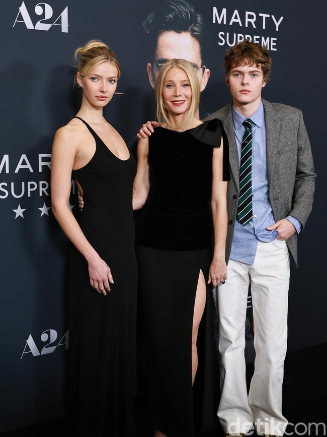 Momen Langka! Gwyneth Paltrow Tampil Bersama Apple & Moses di Karpet Merah