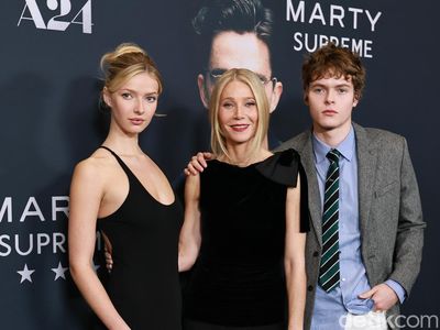 Momen Langka! Gwyneth Paltrow Tampil Bersama Apple & Moses di Karpet Merah