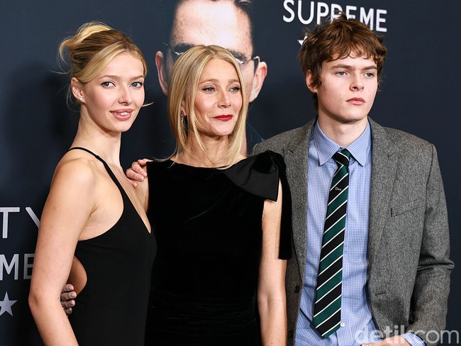 Apple Martin menapaki jalur karier di dunia mode dengan menandatangani kontrak besar pertamanya bersama label asal London, Self-Portrait pada Sepetmber 2025.  Foto: Getty Images/Theo Wargo