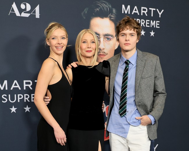 Apple merupakan anak sulung Gwyneth dan Chris Martin yang kini berusia 21 tahun. Sedangkan Moses si bungsu kini telah berusia 19 tahun. Foto: WireImage/Dia Dipasupil