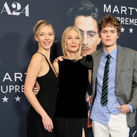 Apple merupakan anak sulung Gwyneth dan Chris Martin yang kini berusia 21 tahun. Sedangkan Moses si bungsu kini telah berusia 19 tahun. Foto: WireImage/Dia Dipasupil