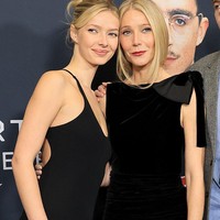Saat menghadiri premier film ibunya Marty Supreme, penampilan Apple juga mencuri atensi. Dia mengenakan gaun hitam Calvin Klein yang sama persis dengan yang dikenakan Gwyneth Paltrow saat pemutaran perdana Emma di New York pada Juli 1996. Foto: WireImage/Dia Dipasupil
