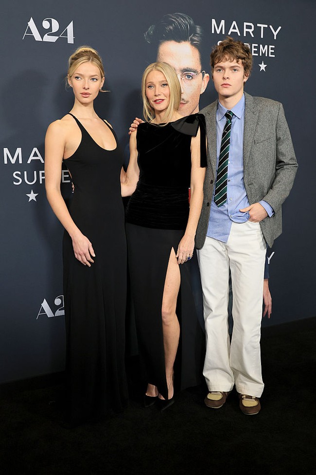 Sedangkan Moses Martin terjun ke dunia musik seperti ayahnya Chris Martin. Selain memiliki band, Moses juga pernah menjadi backing vocal lagu The Astronaut, single solo Jin BTS yang liriknya ditulis bersama-sama dengan Coldplay. Foto: WireImage/Dia Dipasupil