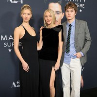 Sedangkan Moses Martin terjun ke dunia musik seperti ayahnya Chris Martin. Selain memiliki band, Moses juga pernah menjadi backing vocal lagu The Astronaut, single solo Jin BTS yang liriknya ditulis bersama-sama dengan Coldplay. Foto: WireImage/Dia Dipasupil