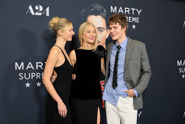 Gwyneth Paltrow ditemani dua anaknya, Apple dan Moses di premier film terbarunya Marty Supreme di New York City, Amerika Serikat, Sekasa (16/12/2025). Foto: WireImage/Dia Dipasupil