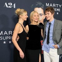 Gwyneth Paltrow ditemani dua anaknya, Apple dan Moses di premier film terbarunya Marty Supreme di New York City, Amerika Serikat, Sekasa (16/12/2025). Foto: WireImage/Dia Dipasupil