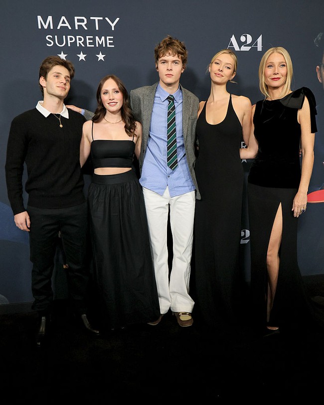 Apple dan Moses yang sudah beranjak dewasa kini semakin sering tampil di publik. Keduanya juga mengikuti jejak orangtua mereka terjun di dunia hiburan.  Foto: WireImage/Dia Dipasupil