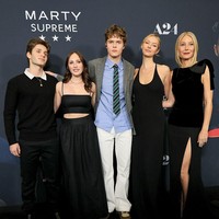 Apple dan Moses yang sudah beranjak dewasa kini semakin sering tampil di publik. Keduanya juga mengikuti jejak orangtua mereka terjun di dunia hiburan.  Foto: WireImage/Dia Dipasupil