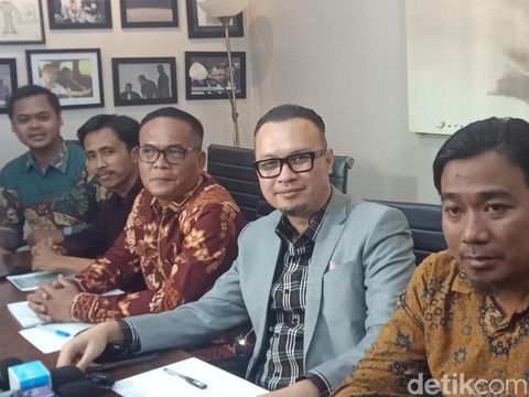 Ari Lasso Kusa hukum bicara soal asmara Ari Lasso dan Dearly Joshua.