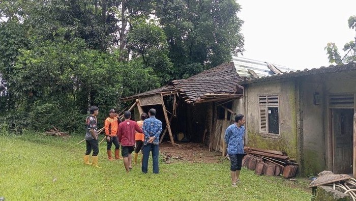 Hujan Deras Picu Longsor dan Atap Ambruk, 3 Rumah di Sukabumi Rusak