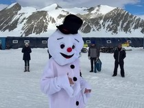 Video: Beda Nih! Ada Lomba Lari Mundur di Antartika