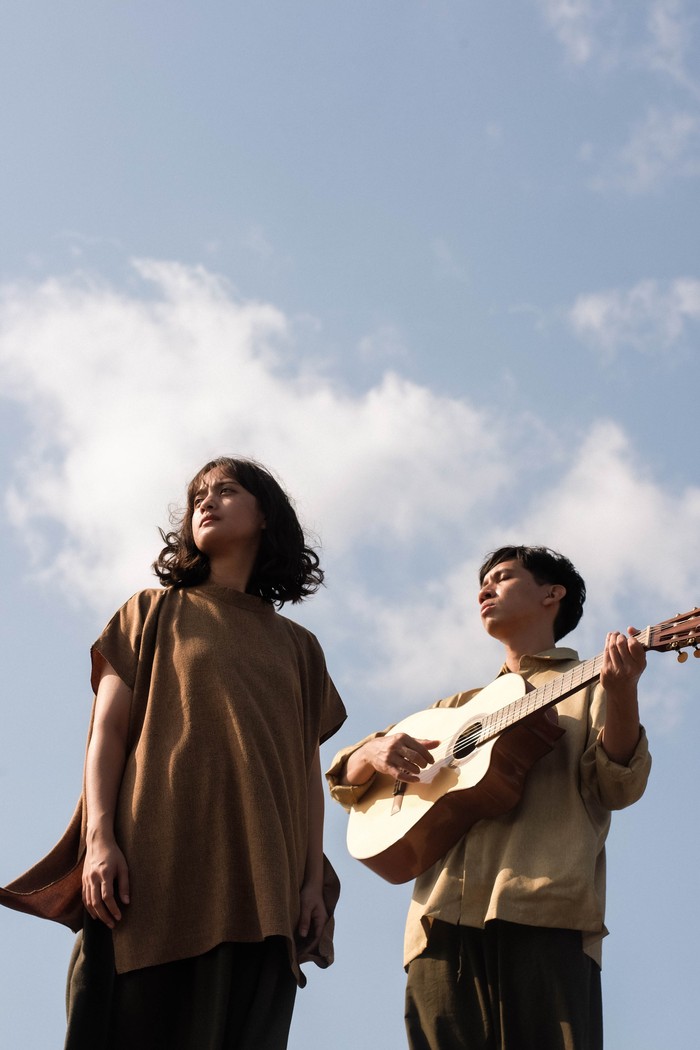 Banda Neira merilis video klip terbaru untuk lagu Mimpilah Seliar-liarnya.