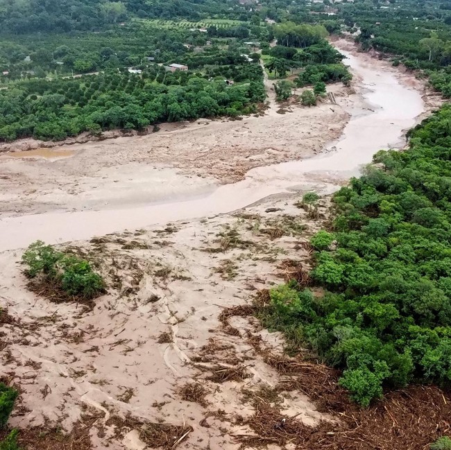 Banjir Sungai Isolasi Warga di El Torno, Bolivia