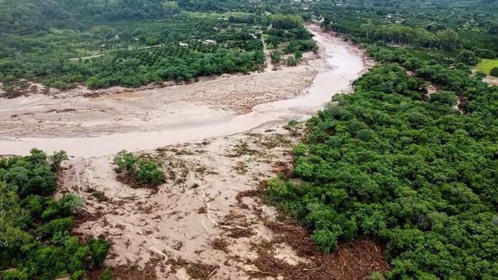 Banjir akibat luapan sungai melanda El Torno, Bolivia, mengisolasi komunitas, merusak permukiman, dan memicu evakuasi warga. REUTERS/Claudia Morales