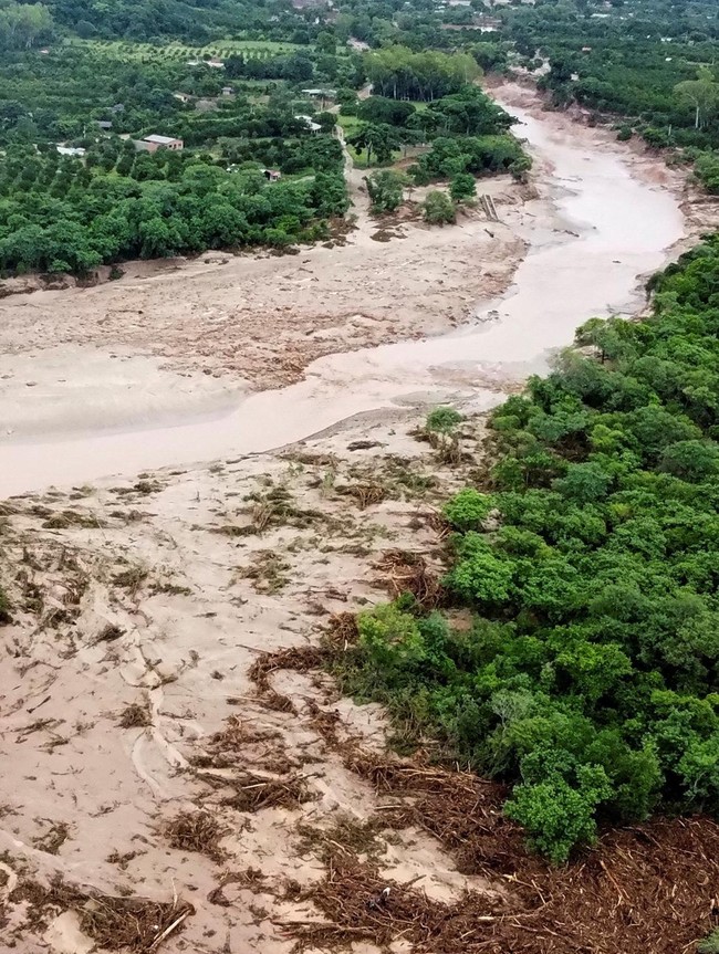 Banjir Sungai Isolasi Warga di El Torno, Bolivia