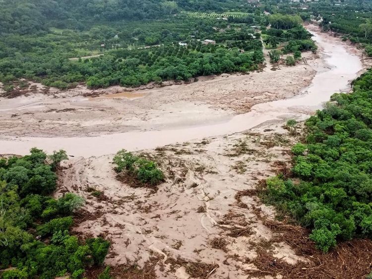 Banjir Sungai Isolasi Warga di El Torno, Bolivia