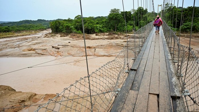 Banjir akibat luapan sungai melanda El Torno, Bolivia, mengisolasi komunitas, merusak permukiman, dan memicu evakuasi warga. REUTERS/Claudia Morales