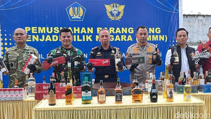 Miras dan Jutaan Batang Rokok Ilegal Senilai Rp 60,2 Miliar di Medan Diamankan