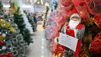 Aneka pohon Natal dengan beragam ukuran dan hiasan ditawarkan di toko-toko Palu. ANTARA FOTO/Basri Marzuki  