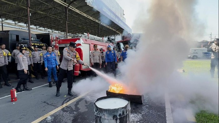 Bhabinkamtibmas Polres Mojokerto Kota Dilatih Tangani Kebakaran