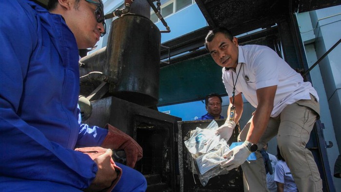 Petugas Laboratorium Forensik (Labfor) Polda Jawa Timur melakukan pemeriksaan narkoba jenis ganja saat pemusnahan di Badan Narkotika Nasional Provinsi (BNNP) Jawa Timur, Surabaya, Jawa Timur, Rabu (17/12/2025). BNNP Jawa Timur memusnahkan barang bukti narkoba jenis ganja dengan berat sekitar dua kilogram yang diamankan dari tersangka berinisial OS (18) yang ditangkap di sebuah rumah kos di Jalan MT Haryono, Ketawanggede, Kecamatan Lowokwaru, Kota Malang, Jawa Timur pada 2 November 2025. ANTARA FOTO/Didik Suhartono