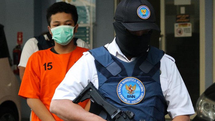 Petugas Laboratorium Forensik (Labfor) Polda Jawa Timur melakukan pemeriksaan narkoba jenis ganja saat pemusnahan di Badan Narkotika Nasional Provinsi (BNNP) Jawa Timur, Surabaya, Jawa Timur, Rabu (17/12/2025). BNNP Jawa Timur memusnahkan barang bukti narkoba jenis ganja dengan berat sekitar dua kilogram yang diamankan dari tersangka berinisial OS (18) yang ditangkap di sebuah rumah kos di Jalan MT Haryono, Ketawanggede, Kecamatan Lowokwaru, Kota Malang, Jawa Timur pada 2 November 2025. ANTARA FOTO/Didik Suhartono