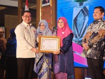 Dinilai Berdedikasi, Bupati Siak Afni Zulkifli Diganjar Anugerah Baiduri 2025