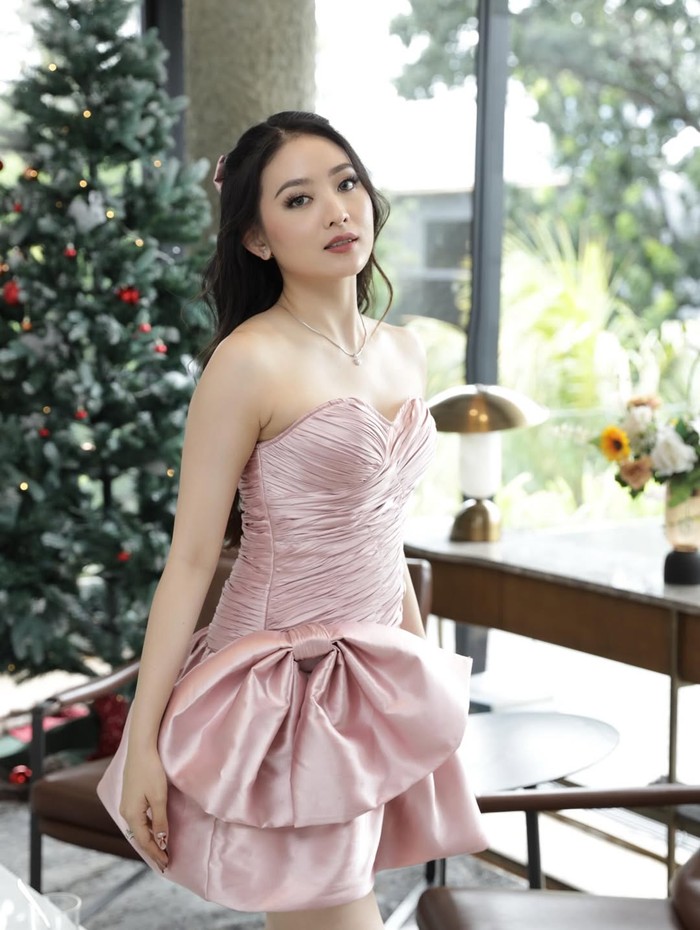 Cantiknya Natasha Wilona saat Rayakan Ultah ke-27 dengan Kue Pink!