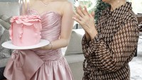 Ditemani sang ibu, begini momen manis Natasha Wilona saat akan tiup lilin di kue ulang tahunnya dengan desain floral pink. Foto: Instagram @natashawilona12