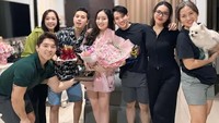 Pada malam sebelumnya, Natasha mendapatkan kejutan manis berupa bunga hingga kue ulang tahun dari kerabat dan keluarganya. Foto: Instagram @natashawilona12